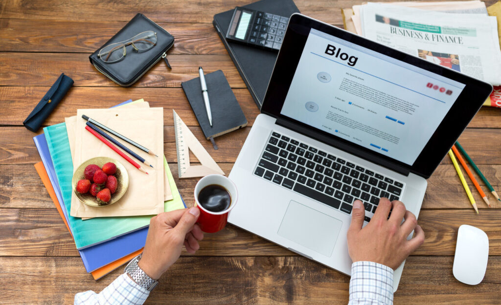 Ilustrasi Blogging, Perbedaan WordPress dan Blogspot