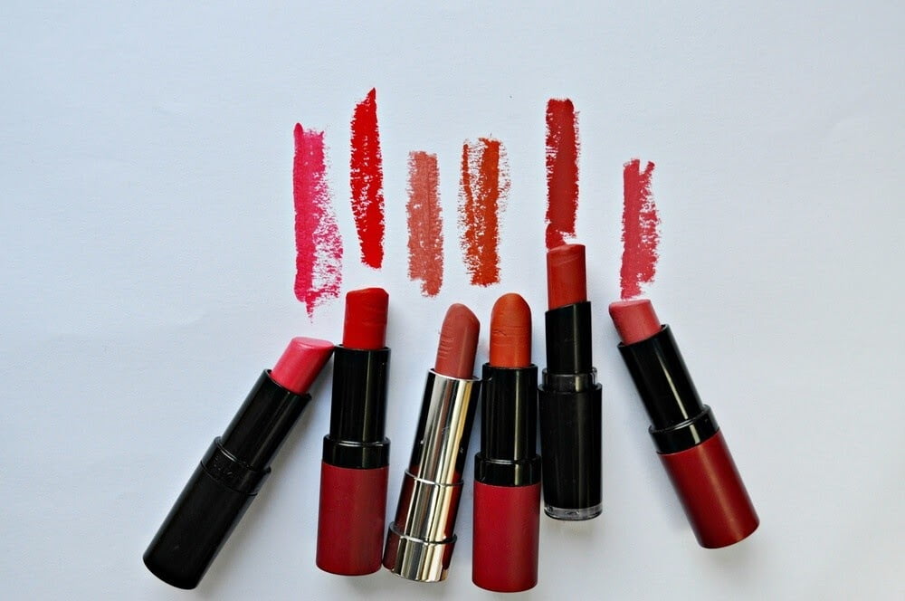 Berbagai brand lipstick.