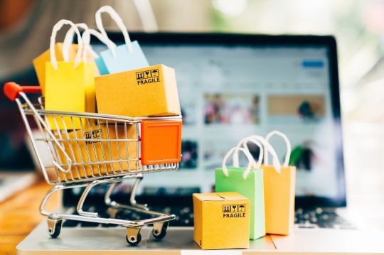 Domain .Store vs .Shop: Mana yang Bagus untuk Toko Online? - Tutorial Digital Marketing, Website, & Bisnis Online - Exabytes Ilutsrasi domain .store dan .shop