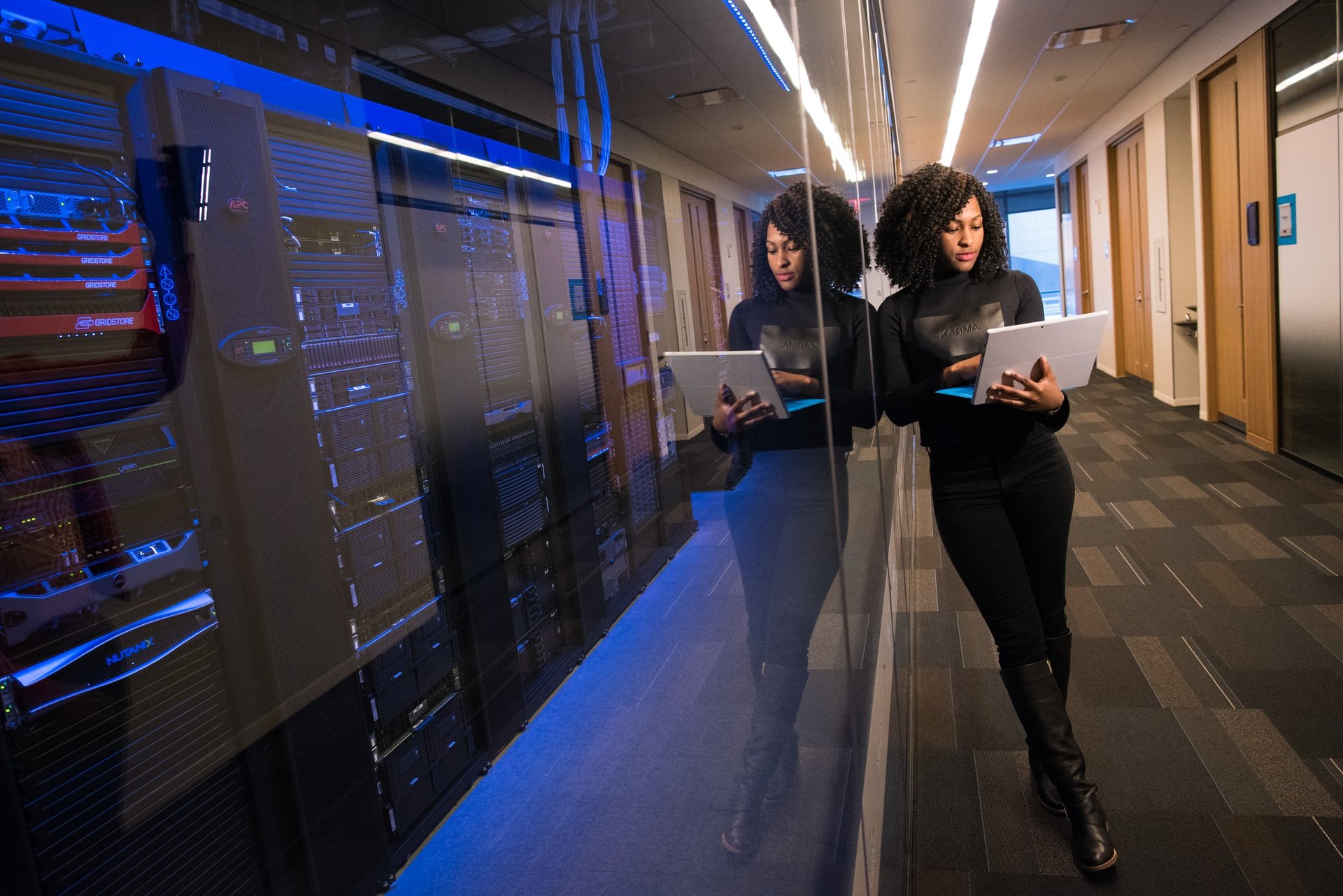 Colocation vs Hyperscale: Panduan Lengkap Memilih Data Center - Tutorial Digital Marketing, Website, & Bisnis Online - Exabytes Colocation Data Centre