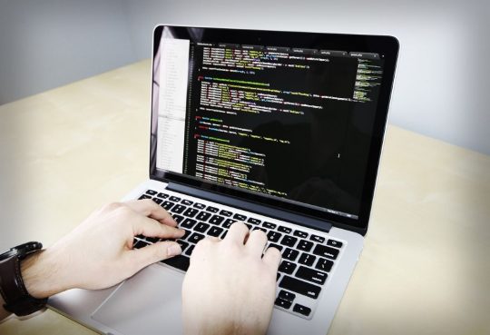 Biaya Pembuatan Aplikasi Berbasis Web, Simak Penjelasannya - Tutorial Digital Marketing, Website, & Bisnis Online - Exabytes Ilustrasi membuat aplikasi berbasis web
