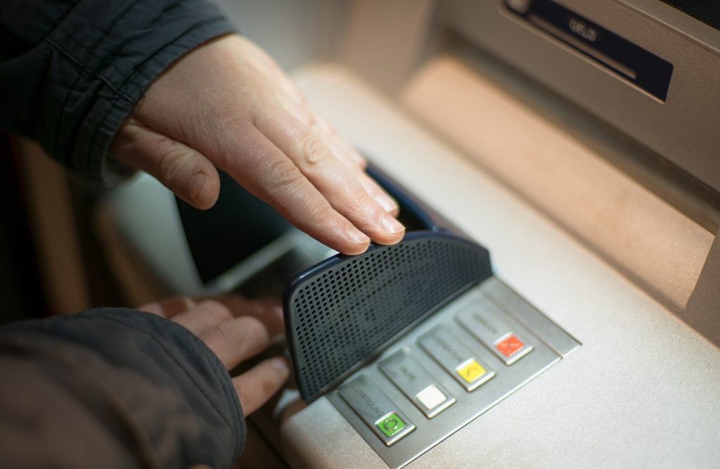 User interface ATM dibuat sederhana untuk kemudahan transaksi