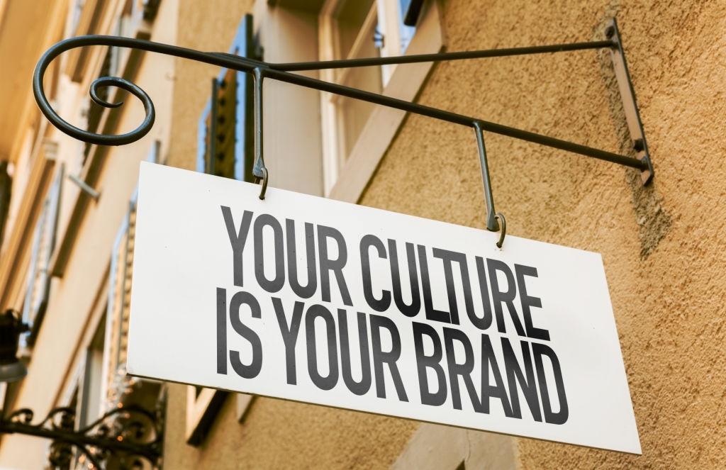 Salah satu hal yang harus ditonjolkan dalam konten video marketing adalah brand culture. (Sumber: iStock Photo)