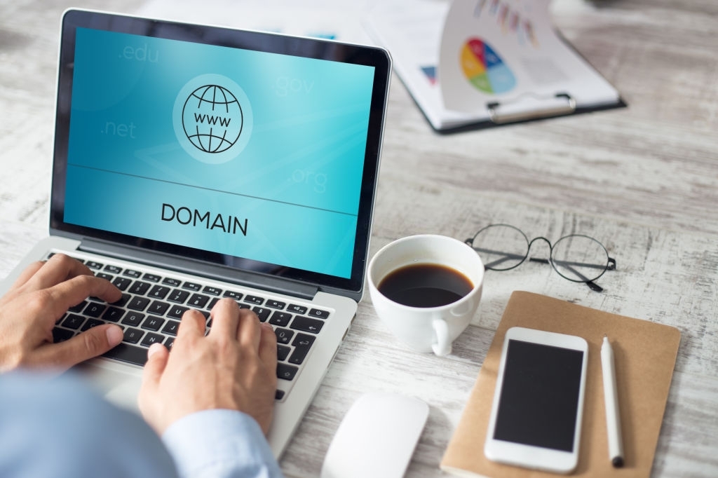 Memilih nama domain dengan tepat dapat memberikan dampak menguntungkan bagi pemilik website.
