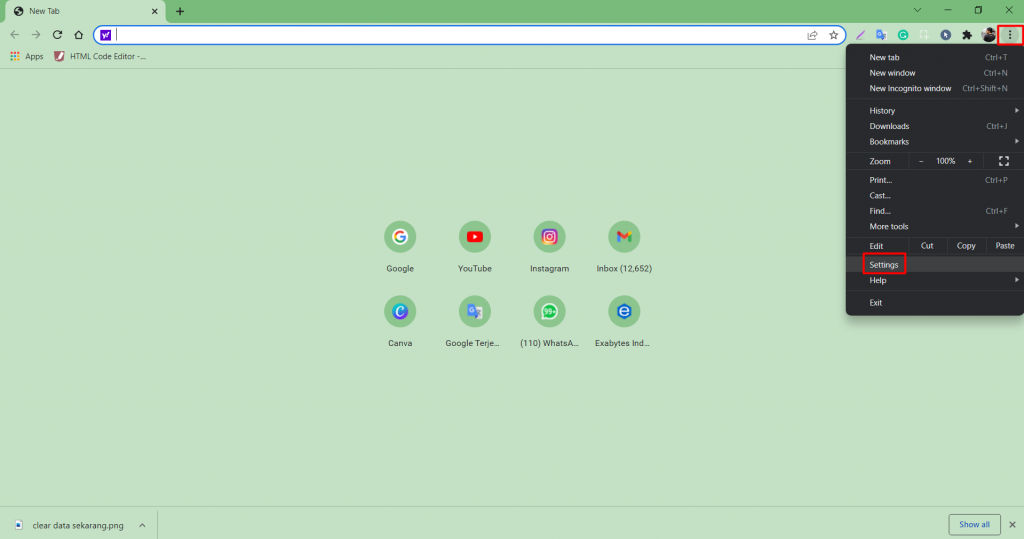 Langkah 1: Klik ikon menu di bagian pojok kanan atas browser Chrome dan klik Settings.