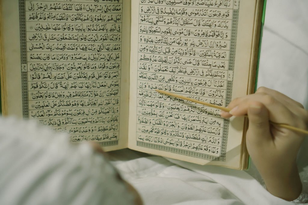 membaca al-quran - kegiatan produktif di bulan ramadhan