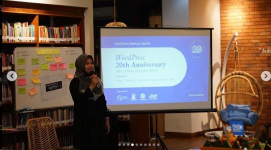 orang berbicara di depan