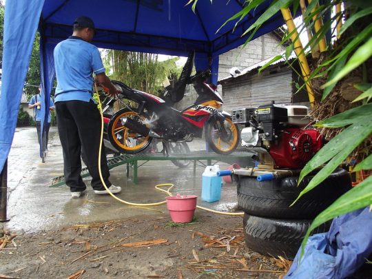 membuka cuci motor sebagai usaha sampingan karyawa