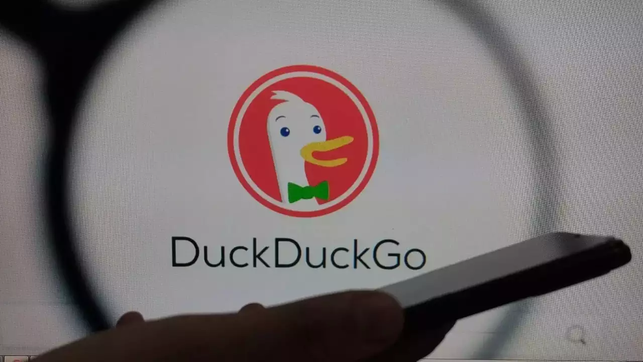 Apa itu DuckDuckGo? DuckDuckGo (DDG) adalah sebuah alat penelusur yang fokus pada menjaga kerahasiaan pengguna dari situs-situs internet yang mereka kunjungi.