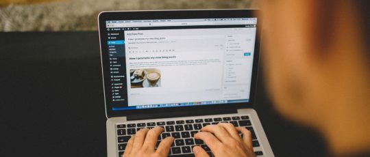 Apa Itu Blog? Panduan Lengkap Mengenai Blogging untuk Pemula - Tutorial Digital Marketing, Website, & Bisnis Online - Exabytes apa itu blog adalah